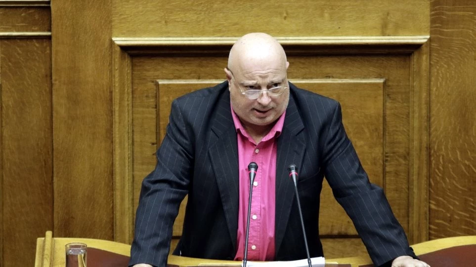 Ο Καραβέλλας διαμαρτύρεται γιατί του ζητήθηκε να κόψει εισιτήριο στη ΔΕΘ «σαν κοινός πελάτης»